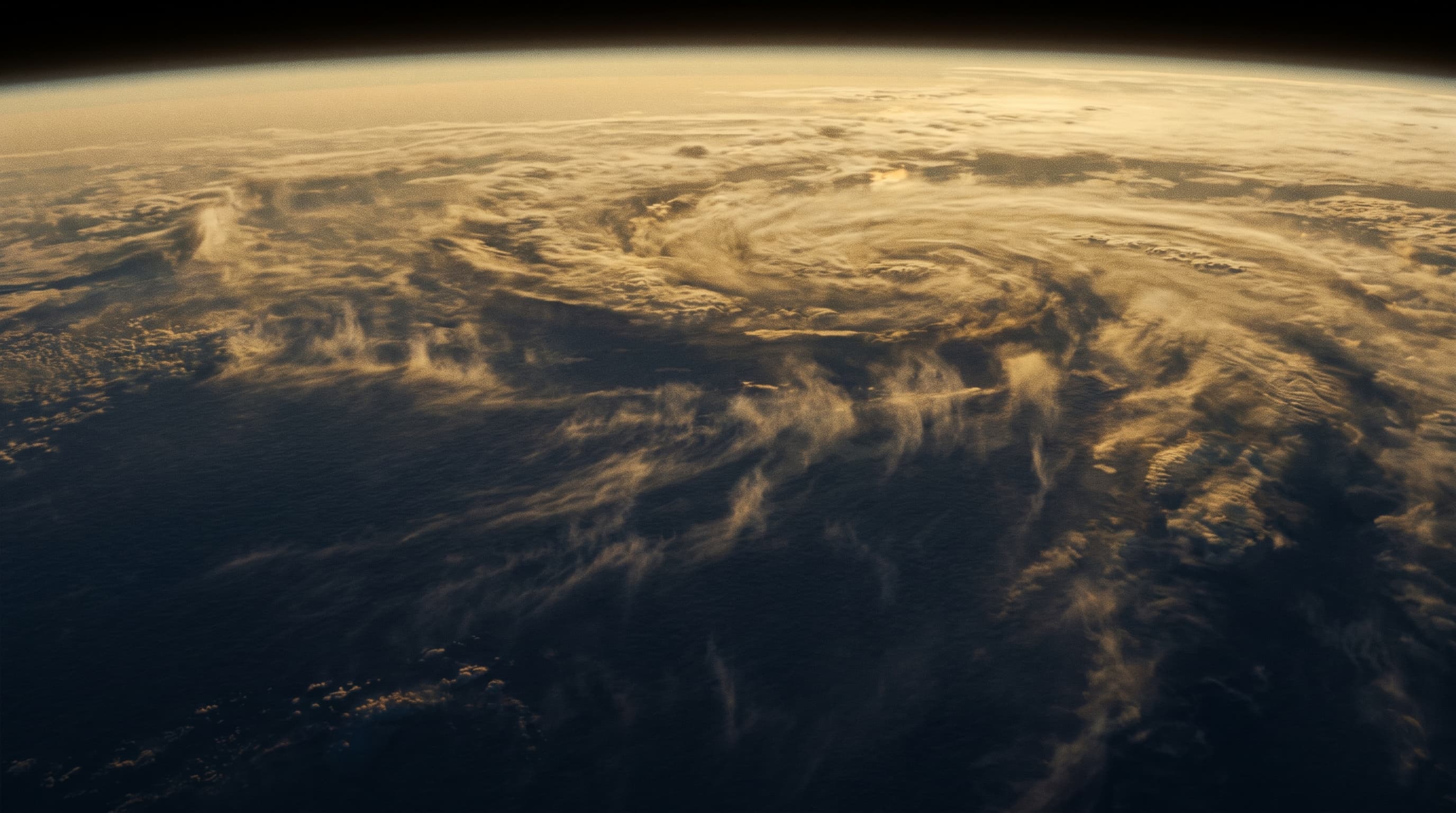 Samudera bumi dilihat dari orbit rendah dengan kabut evaporasi mengangkat ke langit
