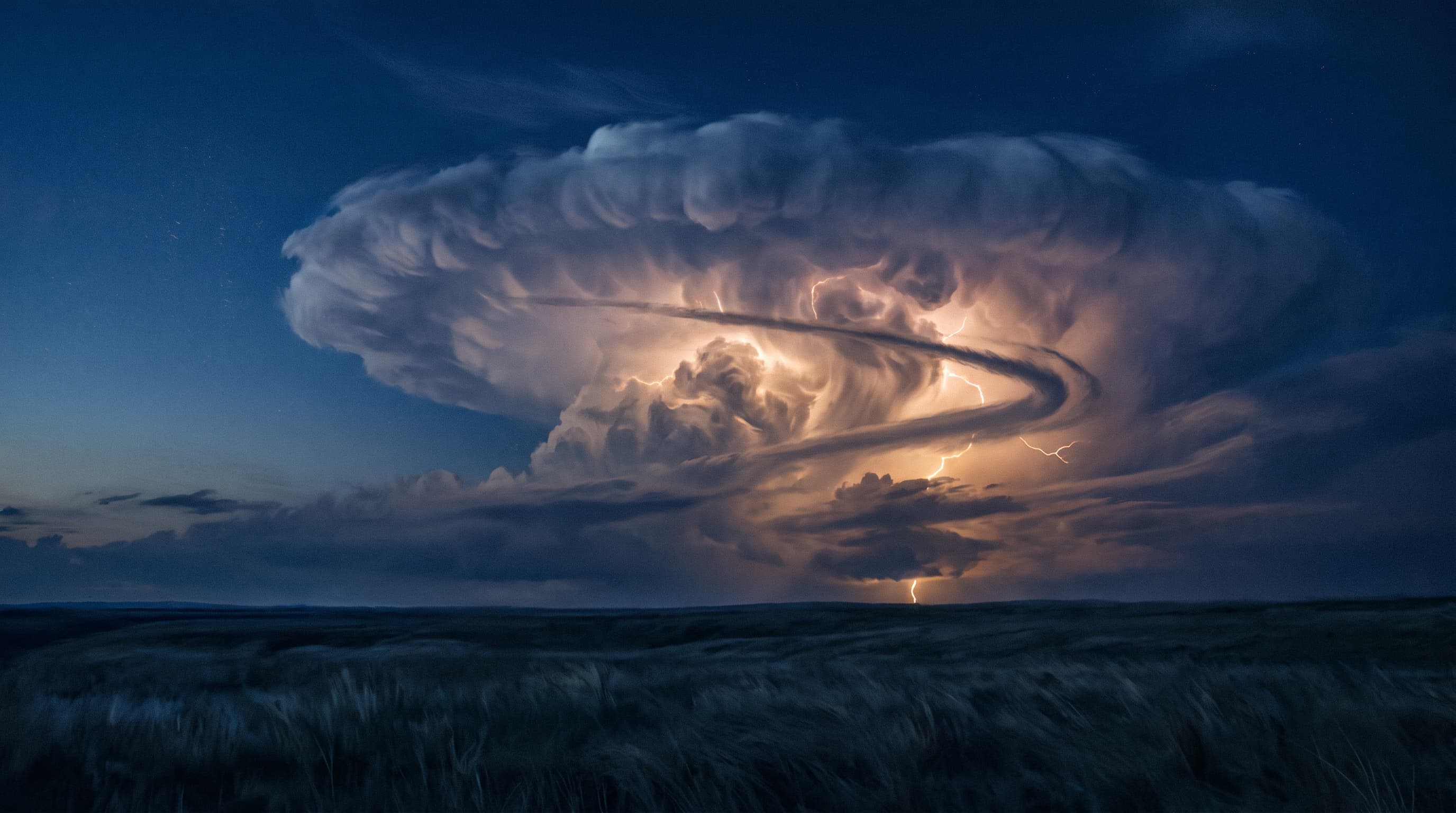 Awan cumulonimbus menjulang dengan kilat menyala keemasan di dalamnya, ilustrasi mesin kalor atmosfer